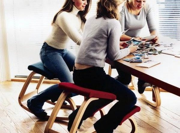 tabouret assis genoux mal de dos ergonomique chaise meuble télétravail